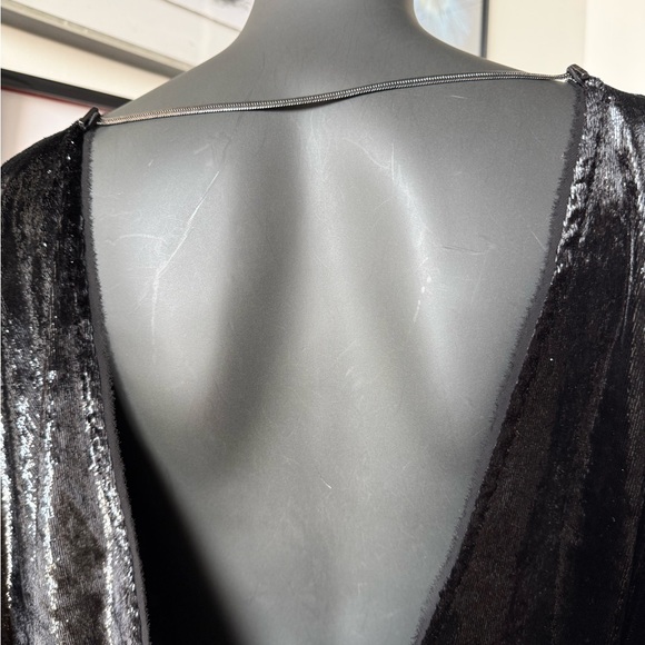 🇧🇷 Elegant Black Velvet Mini Dress – Open Back – Made in Brazil - Picture 3 of 9